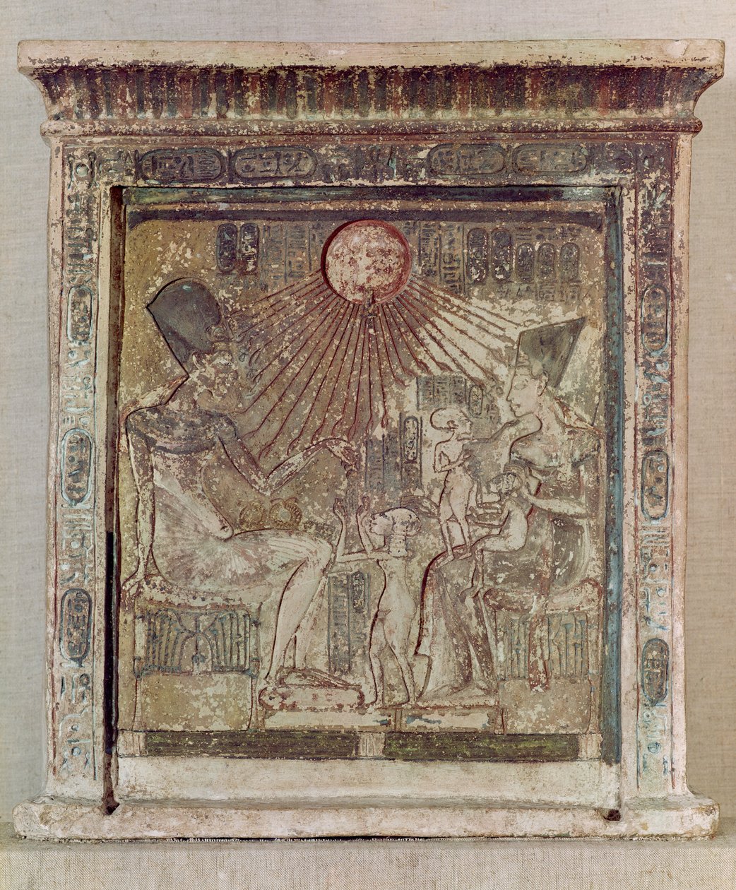 ستيلا يصور أتون يمنح الحياة والازدهار لأمينوفيس الرابع (إخناتون) (حوالي 1352-1336 قبل الميلاد) زوجته نفرتيتي وثلاث بنات ، من تل العمارنة ، المملكة الجديدة ، c.1353-1337 قبل الميلاد (ليم بواسطة الأسرة الثامنة عشر المصرية
