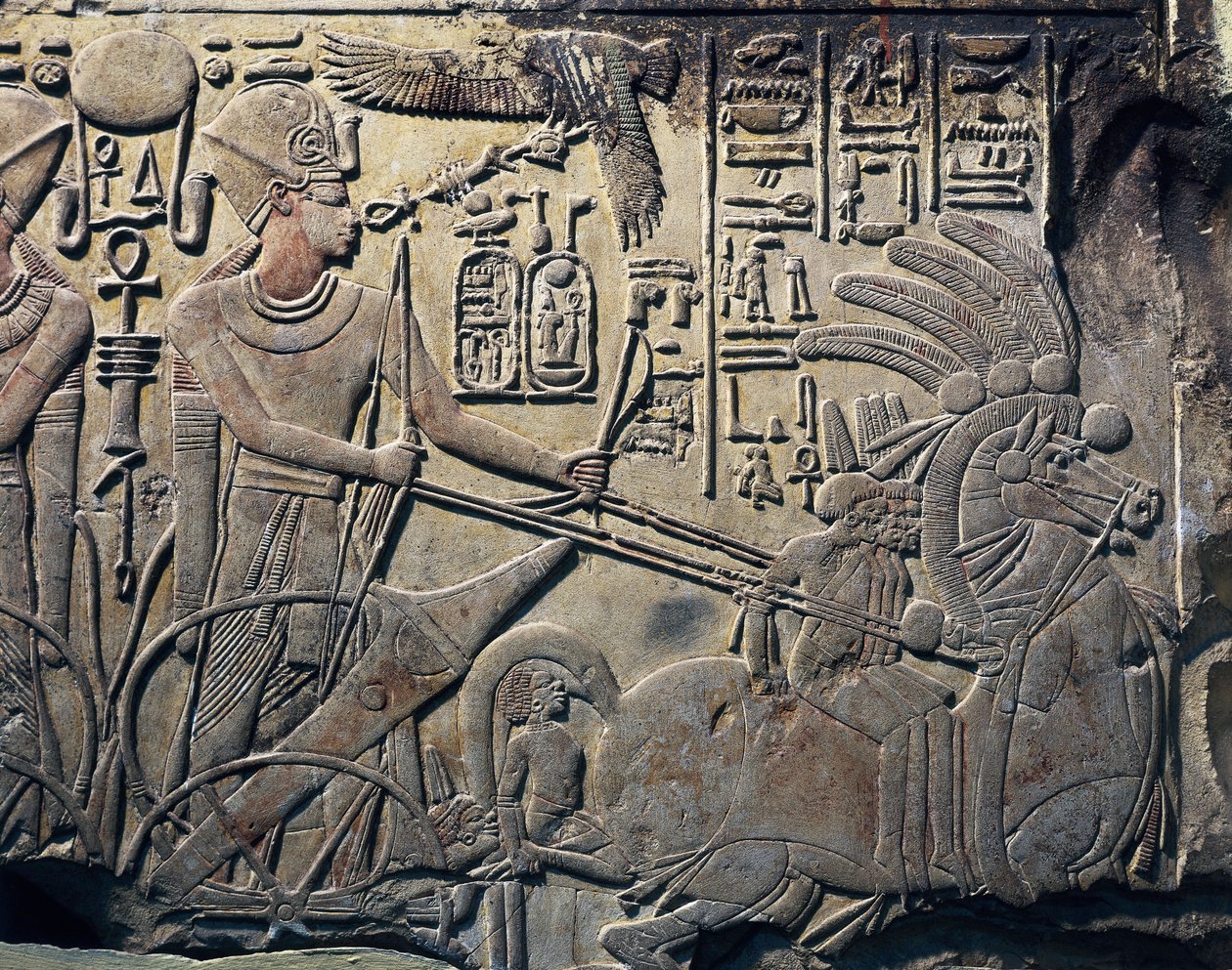 شاهدة لأمنحتب الثالث تظهر الفرعون يقود عربة. 1391 - 1353 ق. النحت على الحجر. القاهرة ، متحف مصر ، القاهرة. من قنا ، دير البحري. طيبة. بواسطة الأسرة الثامنة عشر المصرية