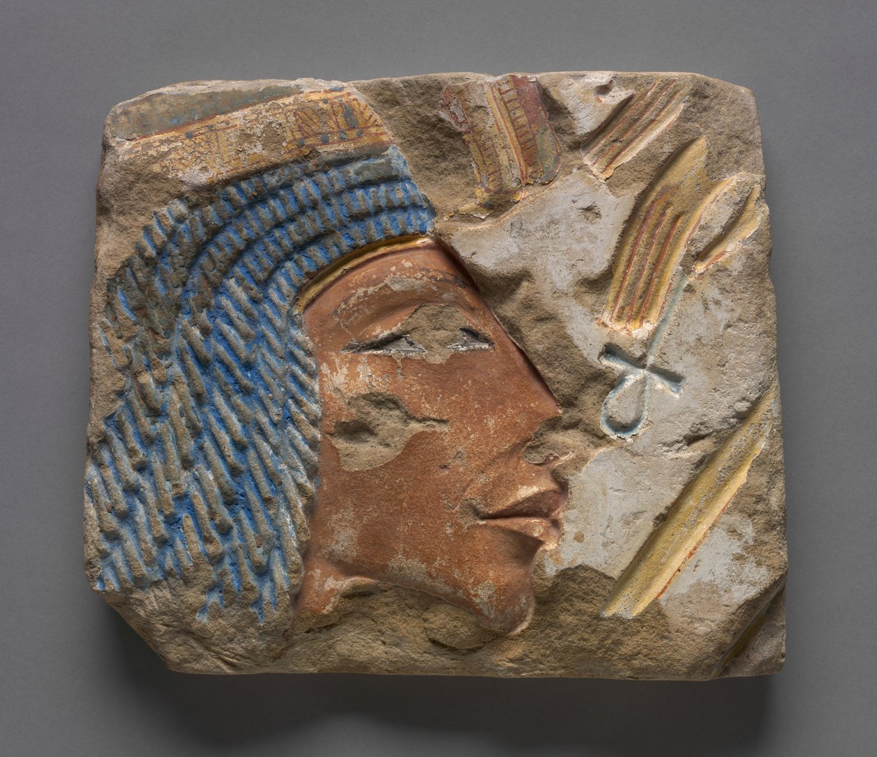 طلعت: صورة لنفرتيتي حوالي 1353-1347 قبل الميلاد (حجر رملي ملون) بواسطة الأسرة الثامنة عشر المصرية