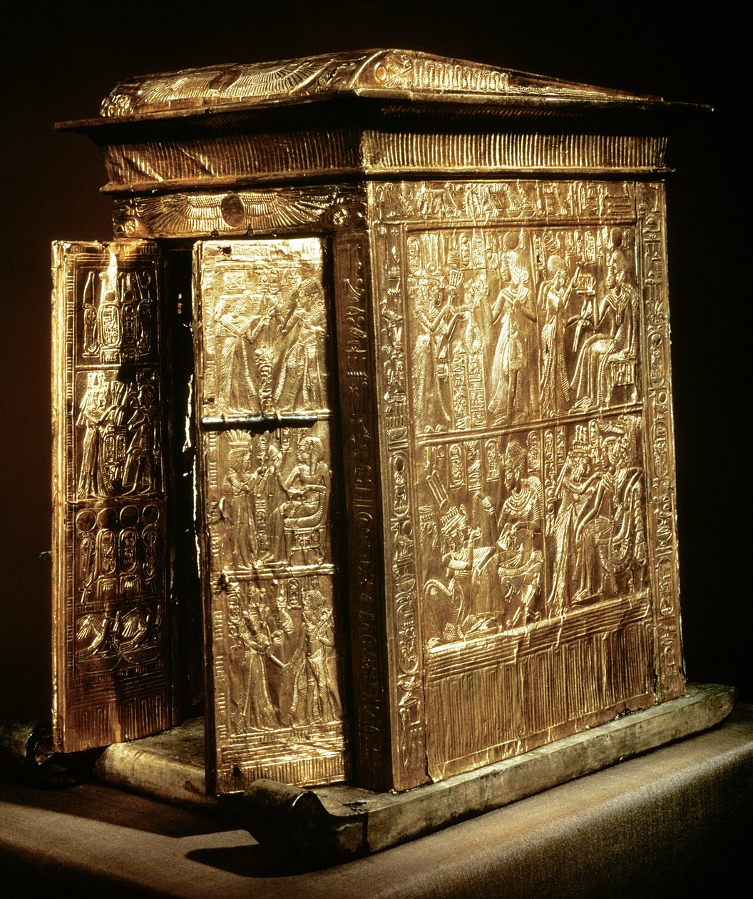 الضريح الذهبي لتوت عنخ آمون (c.1370-52 قبل الميلاد) المملكة الجديدة (الخشب المغطى بالجيسو المغطى بالورق الذهبي) بواسطة الأسرة الثامنة عشر المصرية