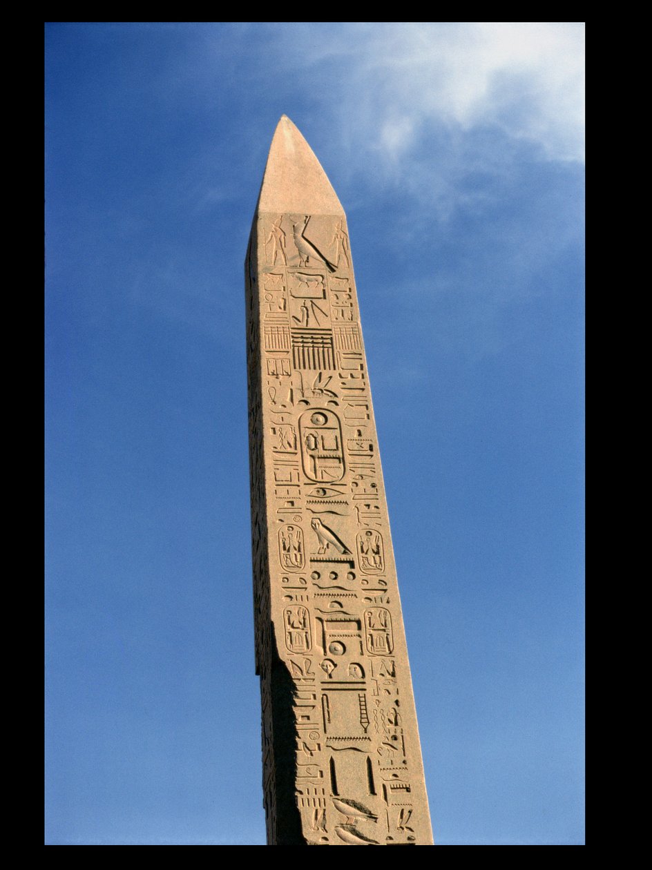 مسلة تحتمس الأول (1504-1492 قبل الميلاد) في معبد آمون العظيم ، معبد الكرنك ، المملكة الجديدة بواسطة الأسرة الثامنة عشر المصرية