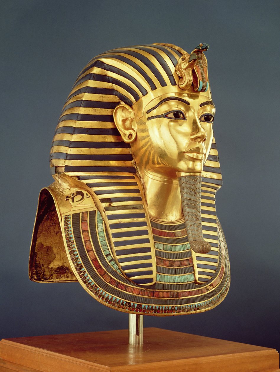 القناع الجنائزي لتوت عنخ آمون (1370-1352 قبل الميلاد) المملكة الحديثة ، 1336-1327 قبل الميلاد (الذهب المطعم بالأحجار شبه الكريمة) (انظر أيضًا 228800) بواسطة الأسرة الثامنة عشر المصرية