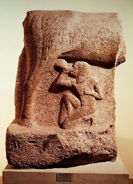 الإلهة حتحور وهي ترضع الفرعون حورمحب ، المملكة الحديثة ، 1334-1314 قبل الميلاد (الجرانيت الأحمر) بواسطة الأسرة الثامنة عشر المصرية