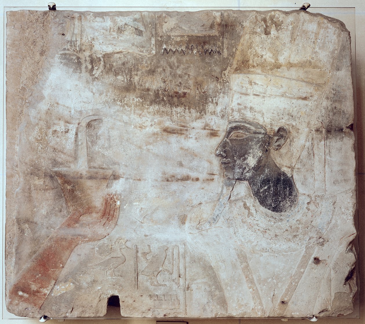 تحتمس الثالث (c.1479-1425 قبل الميلاد) يقدم البخور للإله آمون من معبد ساتيت في الفنتين ، المملكة الجديدة (الحجر الرملي المطلي) بواسطة الأسرة الثامنة عشر المصرية
