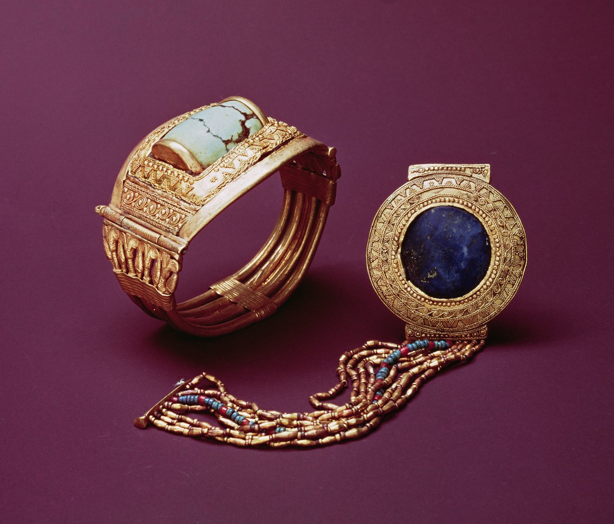 سواران من مقبرة توت عنخ آمون (1370-1352 قبل الميلاد) المملكة الحديثة (ذهب) بواسطة الأسرة الثامنة عشر المصرية