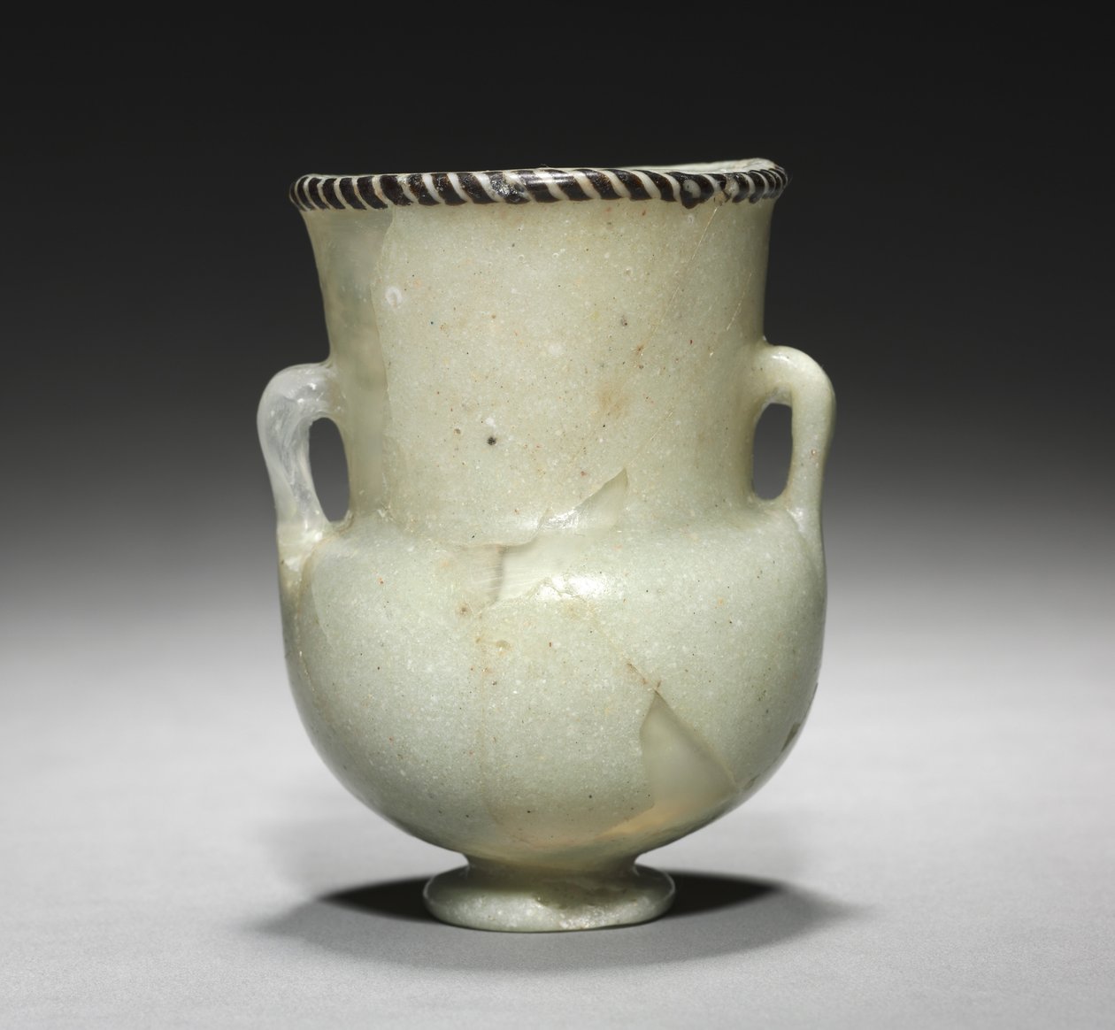 زجاجة غير مضبوطة ، أو Krateriskos ، الأسرة الثامنة عشر المتأخرة ، 1336-1295 قبل الميلاد بواسطة الأسرة الثامنة عشر المصرية