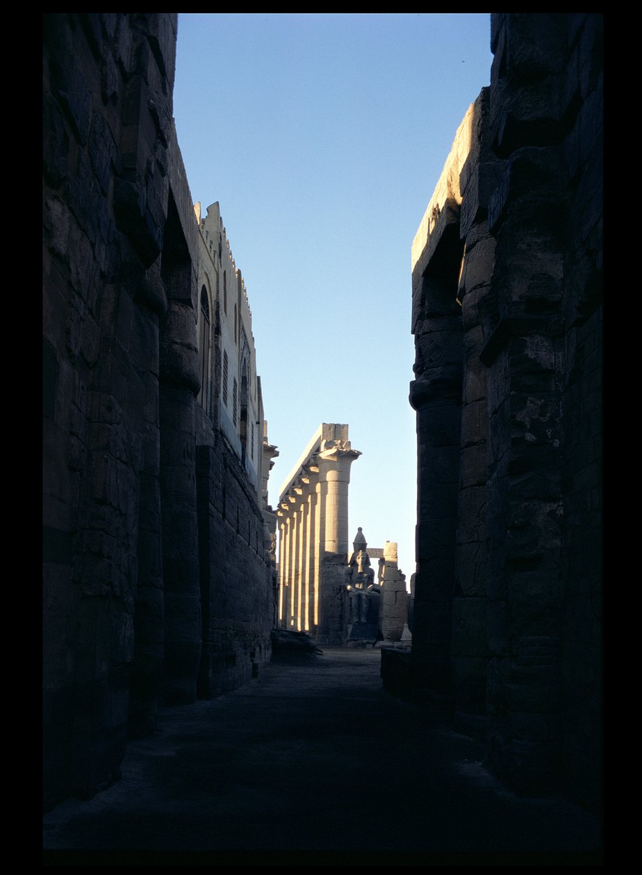 منظر من بلاط رمسيس الثاني إلى رواق أمنوفيس الثالث (1403-1365 قبل الميلاد) المملكة الحديثة بواسطة الأسرة الثامنة عشر المصرية