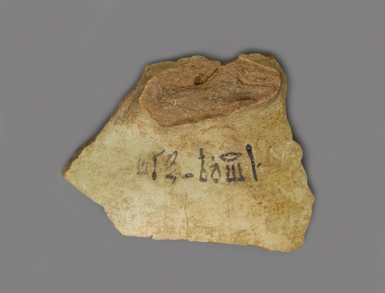تسمية النبيذ ، وجدت في قصر أمنحتب الثالث ، طيبة ، المملكة الحديثة (الطين مع الصباغ) بواسطة الأسرة الثامنة عشر المصرية