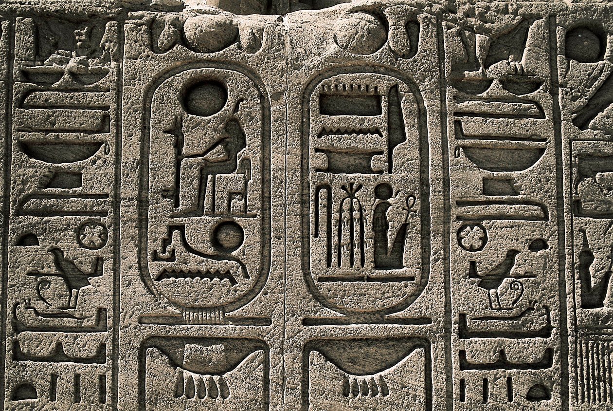 الآثار المصرية: نقش معبد رمسيس الثاني. 1271-1256 ق.م ، أبو سمبل ، أسوان ، مصر بواسطة الأسرة المصرية التاسعة عشرة