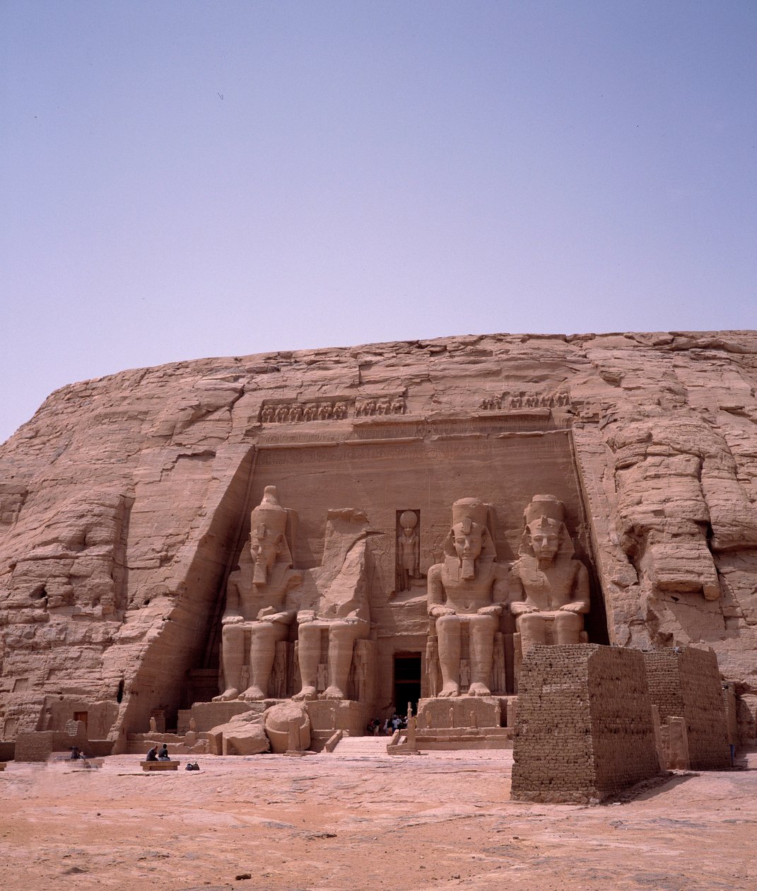 الآثار المصرية: عملاق معبد رمسيس الثاني. 1271-1256 ق. أبو سمبل (أبو سمبل) ، أسوان ، مصر بواسطة الأسرة المصرية التاسعة عشرة