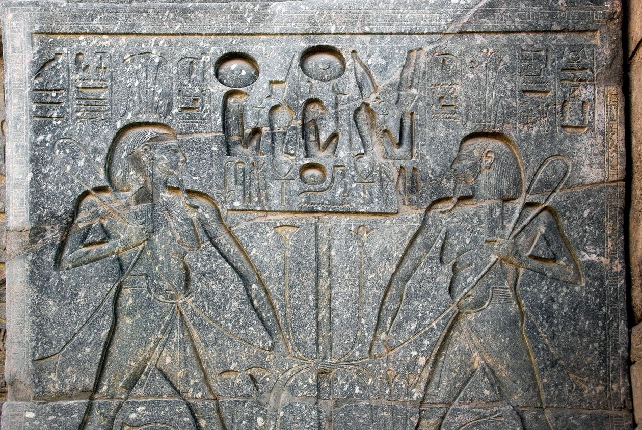 الآثار المصرية: تفاصيل قاعدة تمثال الفرعون رمسيس الثاني (1292-1186 قبل الميلاد ، التي تمثل اتحاد صعيد مصر العليا ومصر السفلى ، ومعبد الأقصر ، والضفة الشرقية (طيبة) ، مصر بواسطة الأسرة المصرية التاسعة عشرة