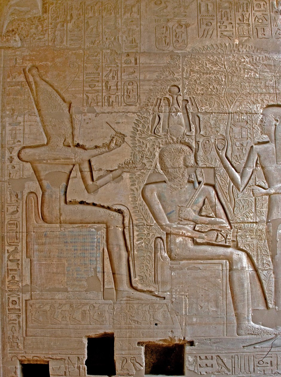 الآثار المصرية: تفاصيل النقوش التي تمثل تاج رمسيس الثاني والتي باركها إله كتاب سيشات ، المعبد التذكاري المخصص لفرعون رمسيس الثاني بواسطة الأسرة المصرية التاسعة عشرة