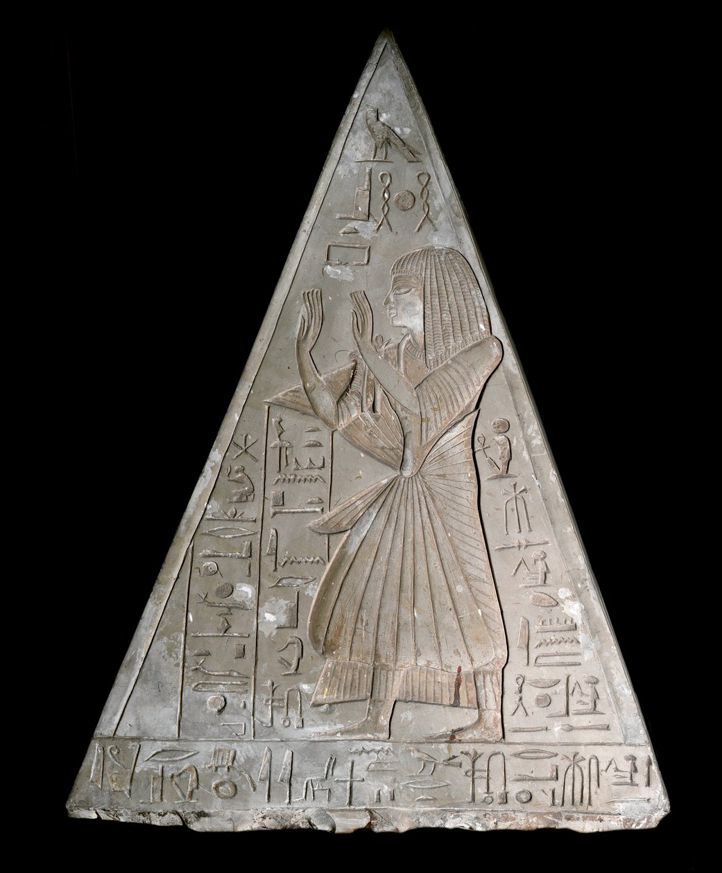 الأنتيكيت المصري: طرف هرم مصلى راموس ديكوري لتمثيل العبادة المتأخرة Re-Atum (Re Atum أو Ra-Atum أو Ra-Atum أو Re Toum) إله غروب الشمس. الأسرة التاسعة عشر ((1295-1190 قبل الميلاد) دير المدينة ديم. ح. 70 سم تورين مصر بواسطة الأسرة المصرية التاسعة عشرة