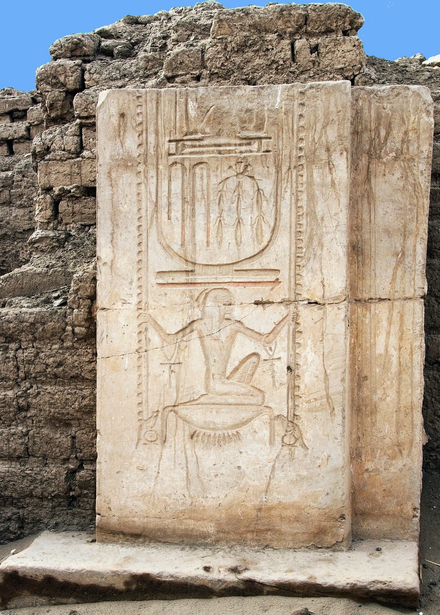 الآثار المصرية: شاهدة الفرعون رمسيس الثاني (1279-1213 قبل الميلاد) مع نذر طويل الأمد ، معبد جنازة مخصص له ، موقع الرماسيوم في الأقصر ، مصر. بواسطة الأسرة المصرية التاسعة عشرة
