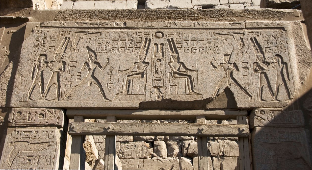 الآثار المصرية: منظر للعمارة يزين تمثيل الفرعون رمسيس الثاني تكريمًا للإله آمون والكتابات الهيروغليفية ، معبد الفرعون رمسيس الثاني (1292-1186 قبل الميلاد) في الأقصر. الضفة الشرقية (طيبة) ، مصر بواسطة الأسرة المصرية التاسعة عشرة