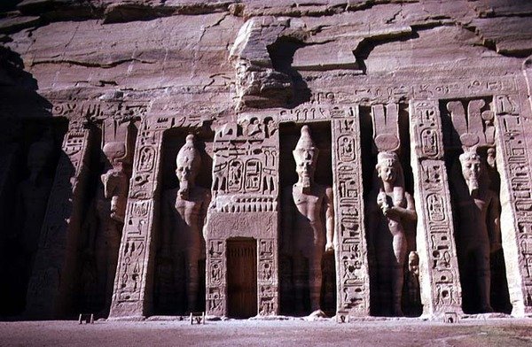 واجهة معبد الملكة نفرتاري ، المملكة الحديثة ، حوالي 1250 قبل الميلاد (الصورة) (لمزيد من التفاصيل انظر 118458) بواسطة الأسرة المصرية التاسعة عشرة