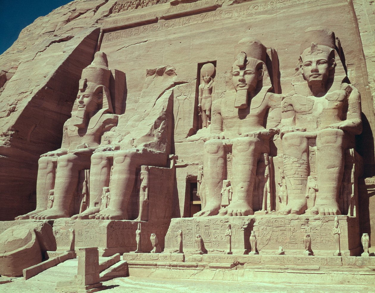 أربع شخصيات ضخمة للملك ، من معبد رمسيس الثاني ، المملكة الحديثة ، ج 1279-1213 قبل الميلاد بواسطة الأسرة المصرية التاسعة عشرة