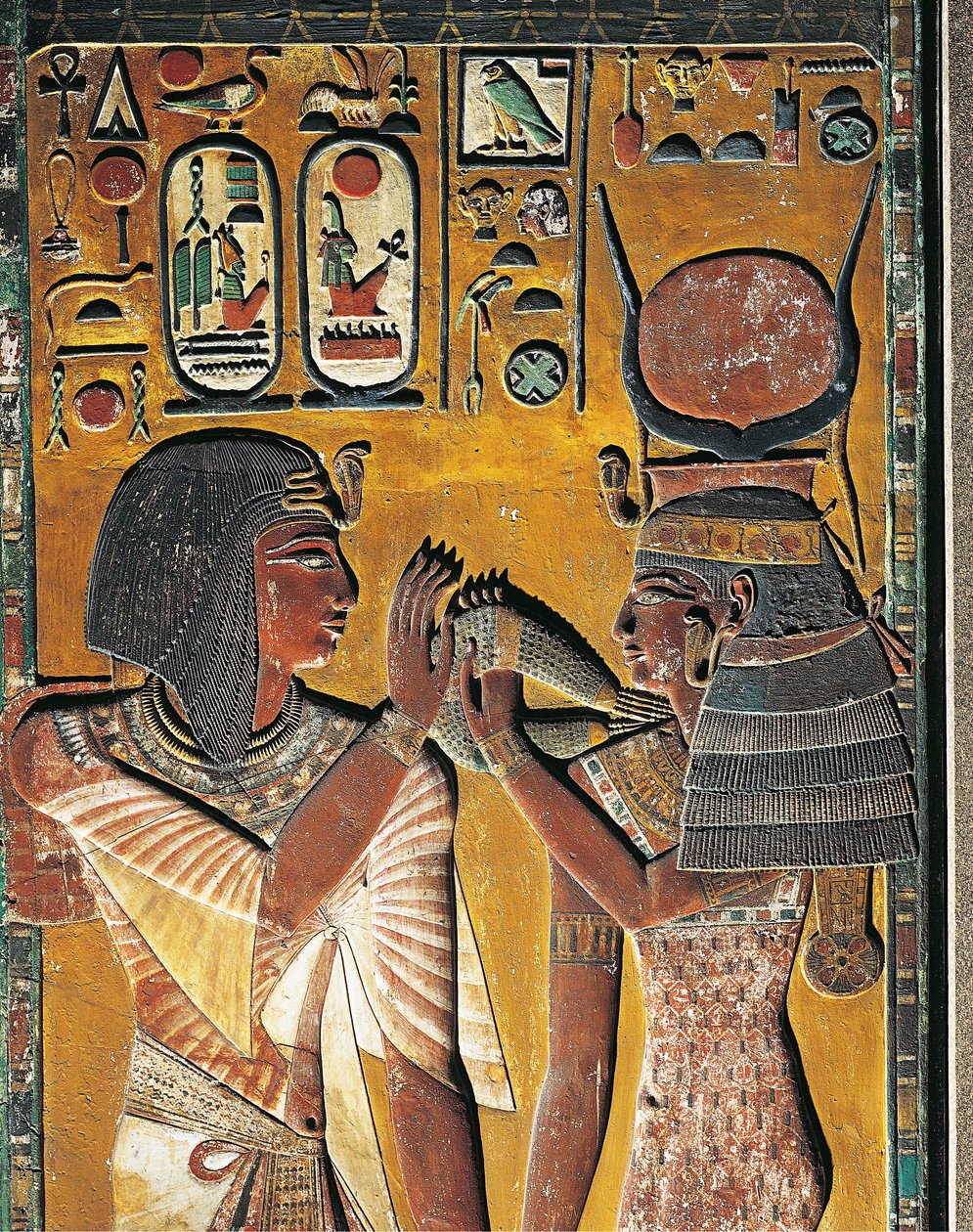 Goddess Hathor offers her necklace to the Pharaoh (low relief) بواسطة الأسرة المصرية التاسعة عشرة