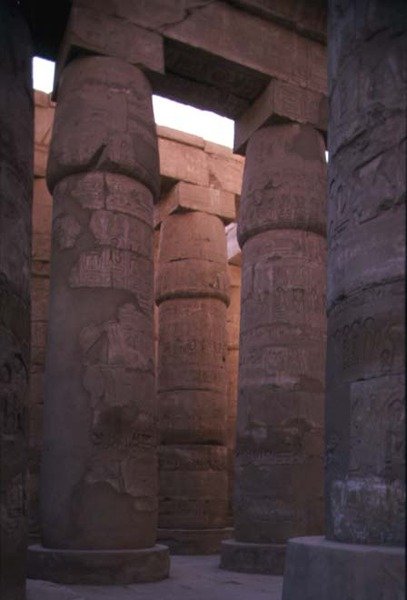 أعمدة من ورق البردي مع تيجان براعم في قاعة Hypostyle في معبد آمون ، المملكة الحديثة (صورة) بواسطة الأسرة المصرية التاسعة عشرة