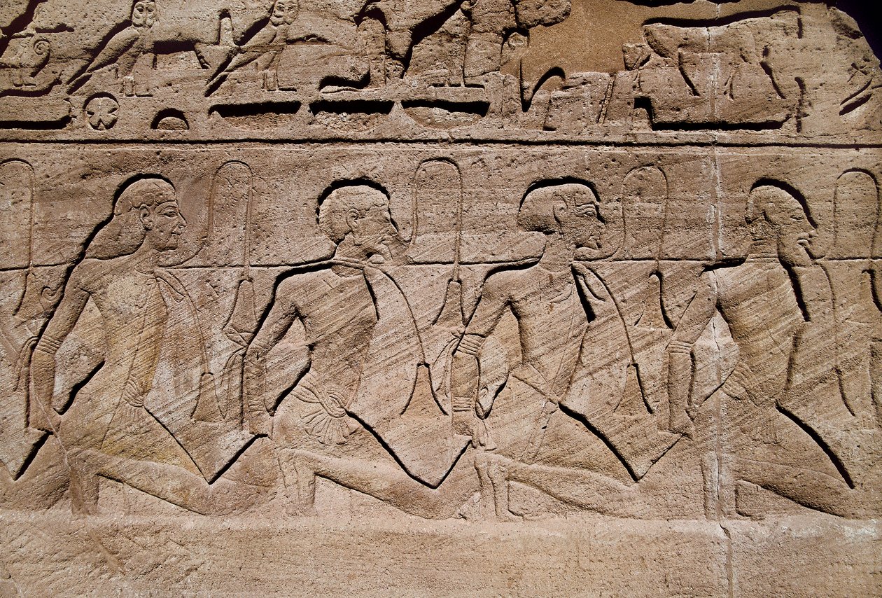 Prisoners illustrating the victories of Pharaoh Ramses II, Bas relief at the entrance of the great temple of Ramses II, Egypt, Abu Simbel بواسطة الأسرة المصرية التاسعة عشرة