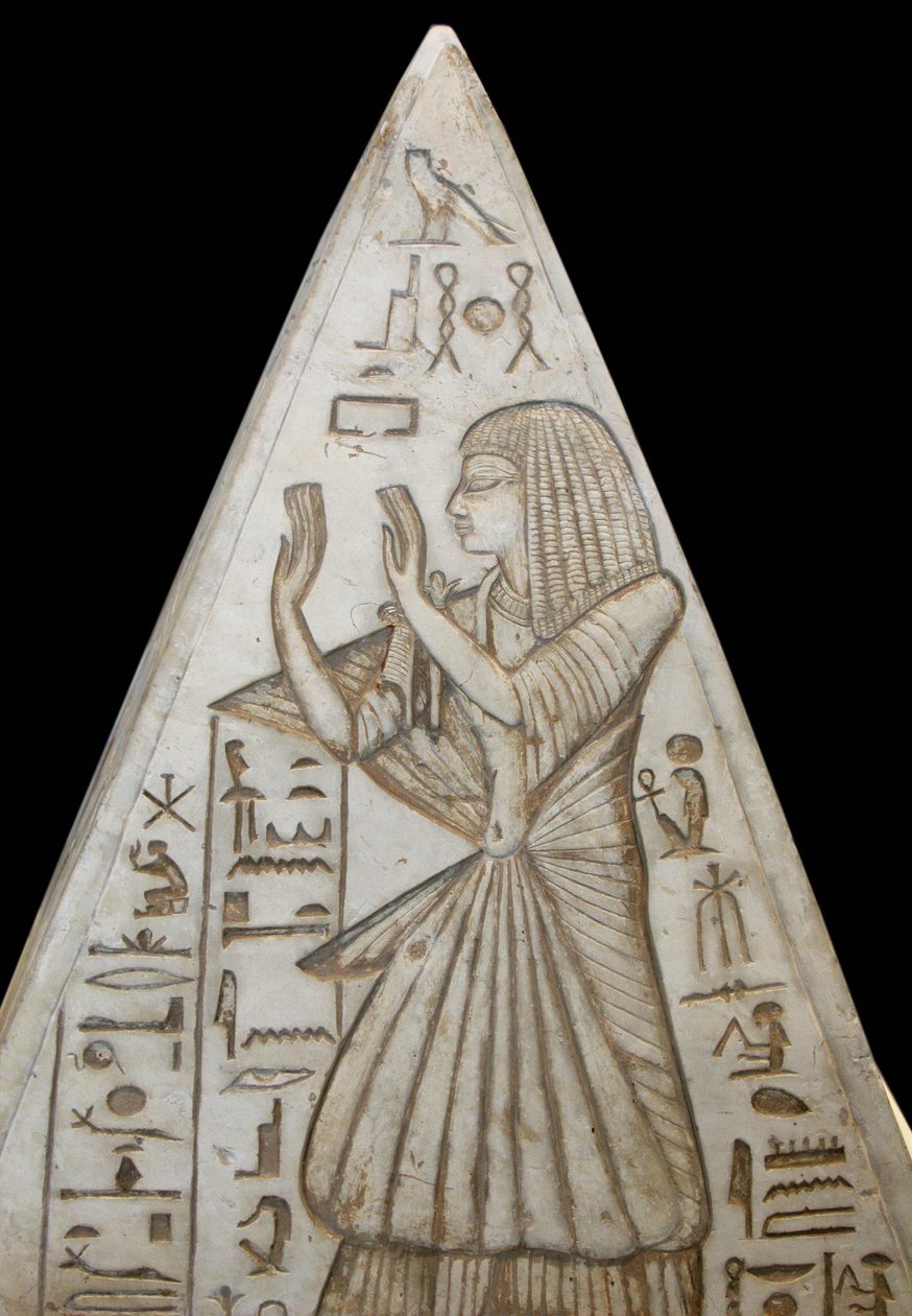 الهرم في الحجر الجيري يطرح أعلى المقابر الصغيرة في الأهرامات. هناك مشاهد خطيرة تصور الدورة الشمسية وعشق المتوفى للشمس. تأتي من دير المدينة بواسطة الأسرة المصرية التاسعة عشرة