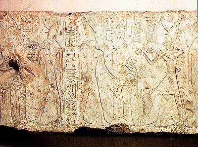 نقش يصور رمسيس الثاني (1279-1213 قبل الميلاد) وهو يقدم القرابين الطقوسية لعائلة أوزوريس ، تفاصيل الجانب الأيمن مع رمسيس يقدم قوارير من النبيذ إلى حورس ، من أبيدوس ، المملكة الحديثة (الحجر الجيري) بواسطة الأسرة المصرية التاسعة عشرة