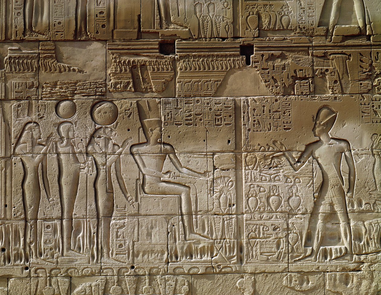 نقش يصور Seti I (c.1294-1279 قبل الميلاد) يقدم قربًا إلى آمون ، من الجدار الخارجي الشمالي لقاعة الأعمدة ، المملكة الحديثة بواسطة الأسرة المصرية التاسعة عشرة