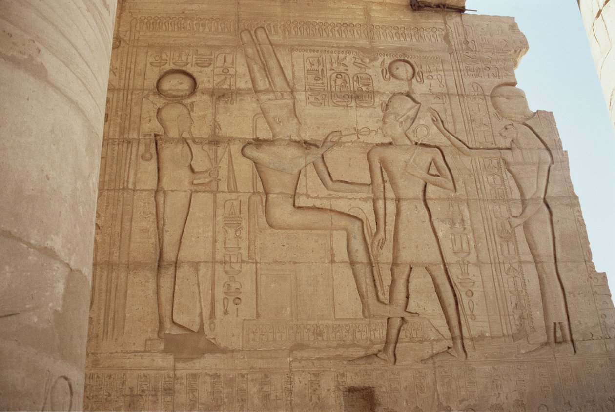 نقش يصور الإلهة برأس لبؤة موت ، يقدم رمسيس الثاني إلى آمون المتوج ، الذي يمنحه عنخ ، من قاعة الأعمدة الكبرى ، المملكة الحديثة بواسطة الأسرة المصرية التاسعة عشرة