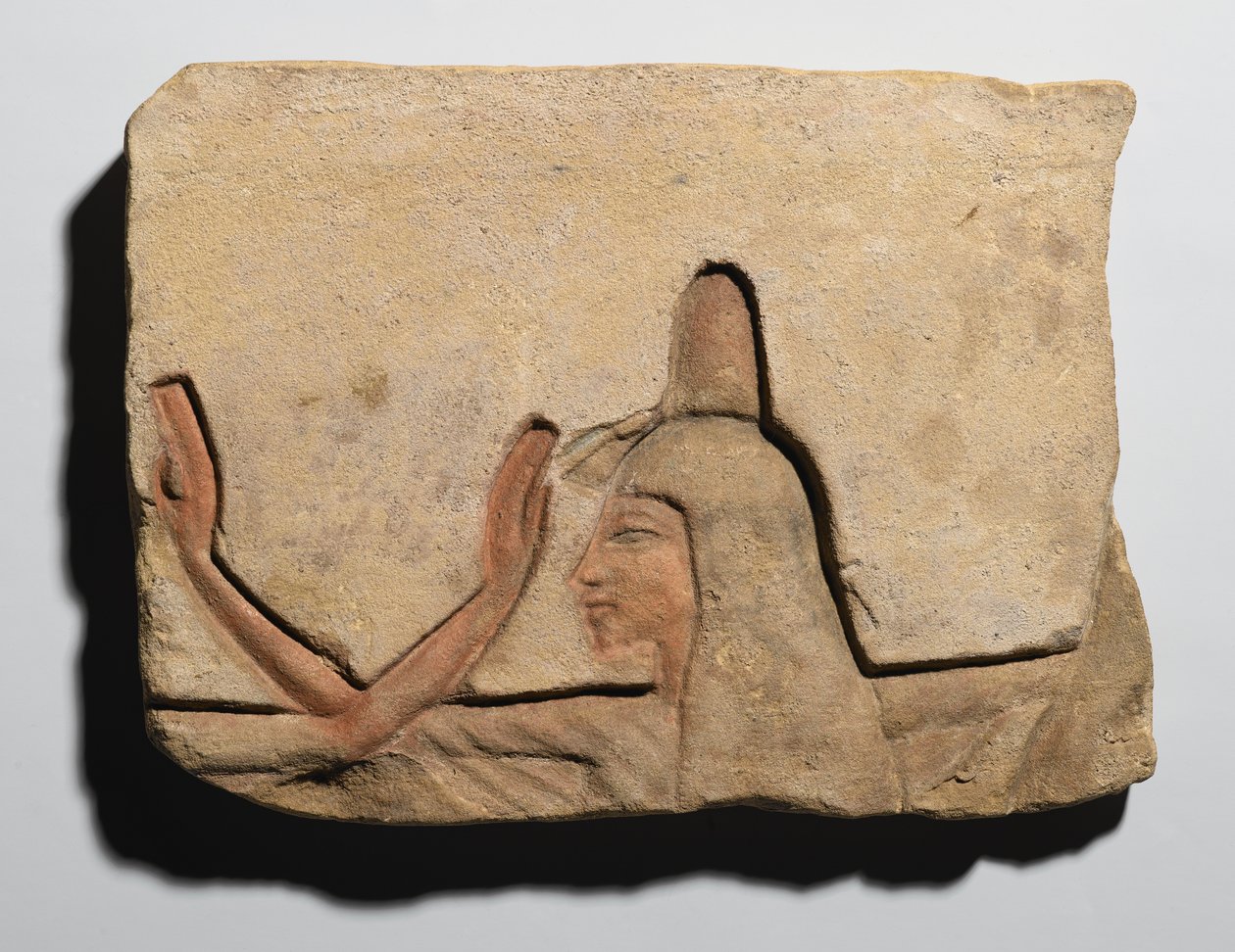 لوح يصور امرأة مع مخروط البخور ، المملكة الحديثة ، c.1352-1336 قبل الميلاد (الحجر الرملي) بواسطة الأسرة المصرية التاسعة عشرة