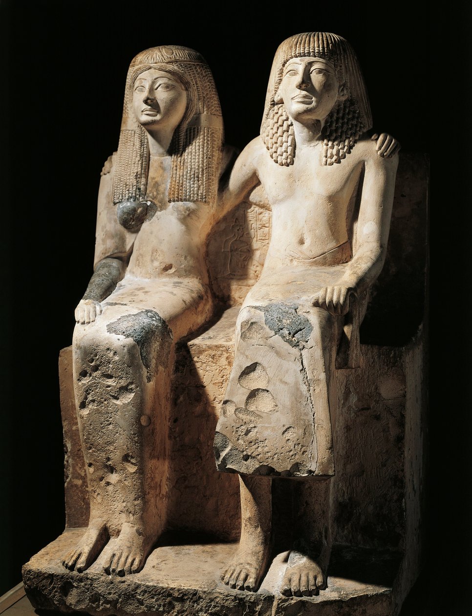 Statuary group representing the scribe Pendua and his wife Nefertari (limestone) found Deir el-Medina, Egypt بواسطة الأسرة المصرية التاسعة عشرة