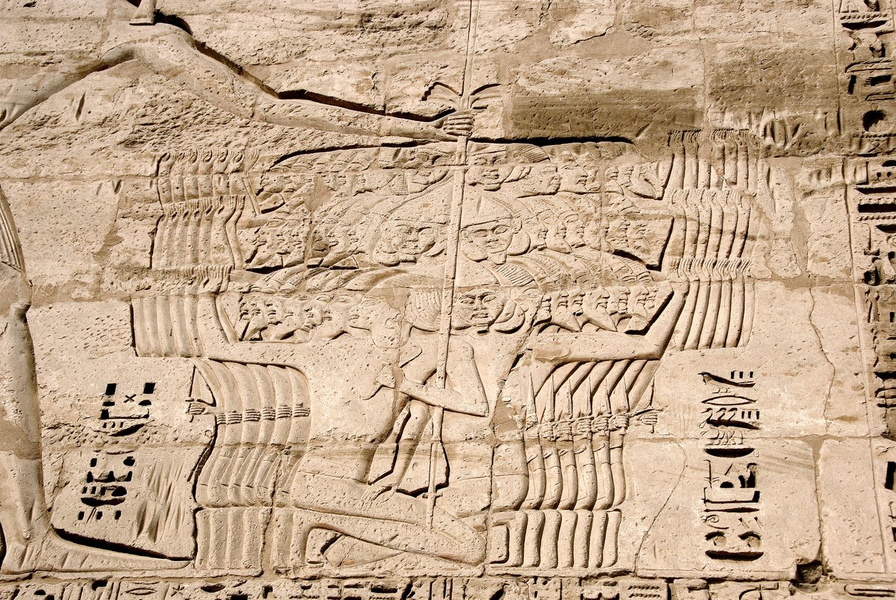 الآثار المصرية: تفاصيل نقوش الصرح الأول تمثل أسر مقاتلين من شعوب البحر ، أعداء رمسيس الثالث. المعبد الجنائزي لرمسيس الثالث (1187-1156 قبل الميلاد). الأقصر ، مدينة حبو ، مصر بواسطة الأسرة المصرية العشرون