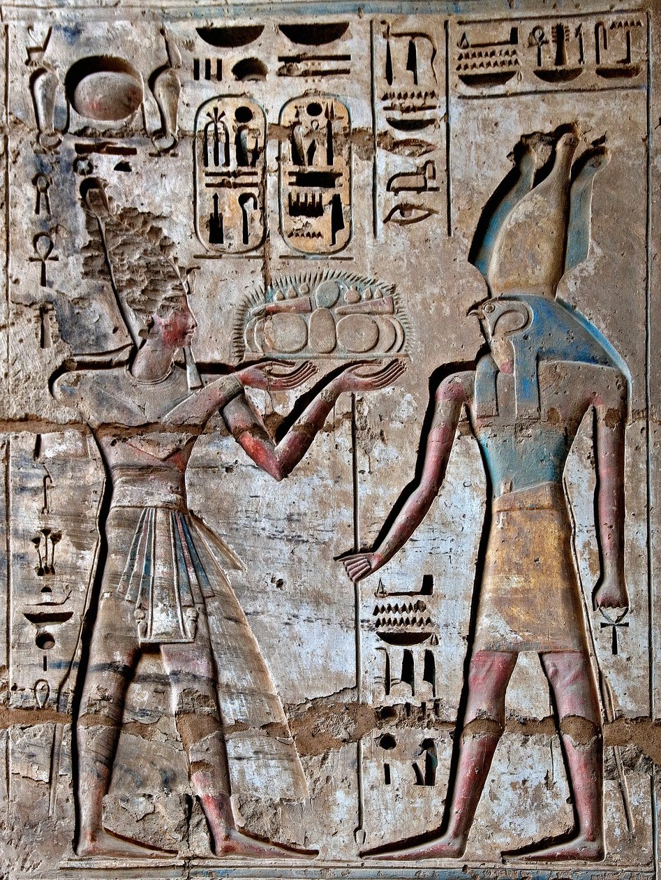 الآثار المصرية: المحكمة الأولى ، تفاصيل النقوش البارزة التي تصور الفرعون وهو يحمل قرابين إلى حورس الإلهي. المعبد الجنائزي لرمسيس الثالث (1187-1156 قبل الميلاد). الأقصر ، مدينة حبو ، مصر بواسطة الأسرة المصرية العشرون