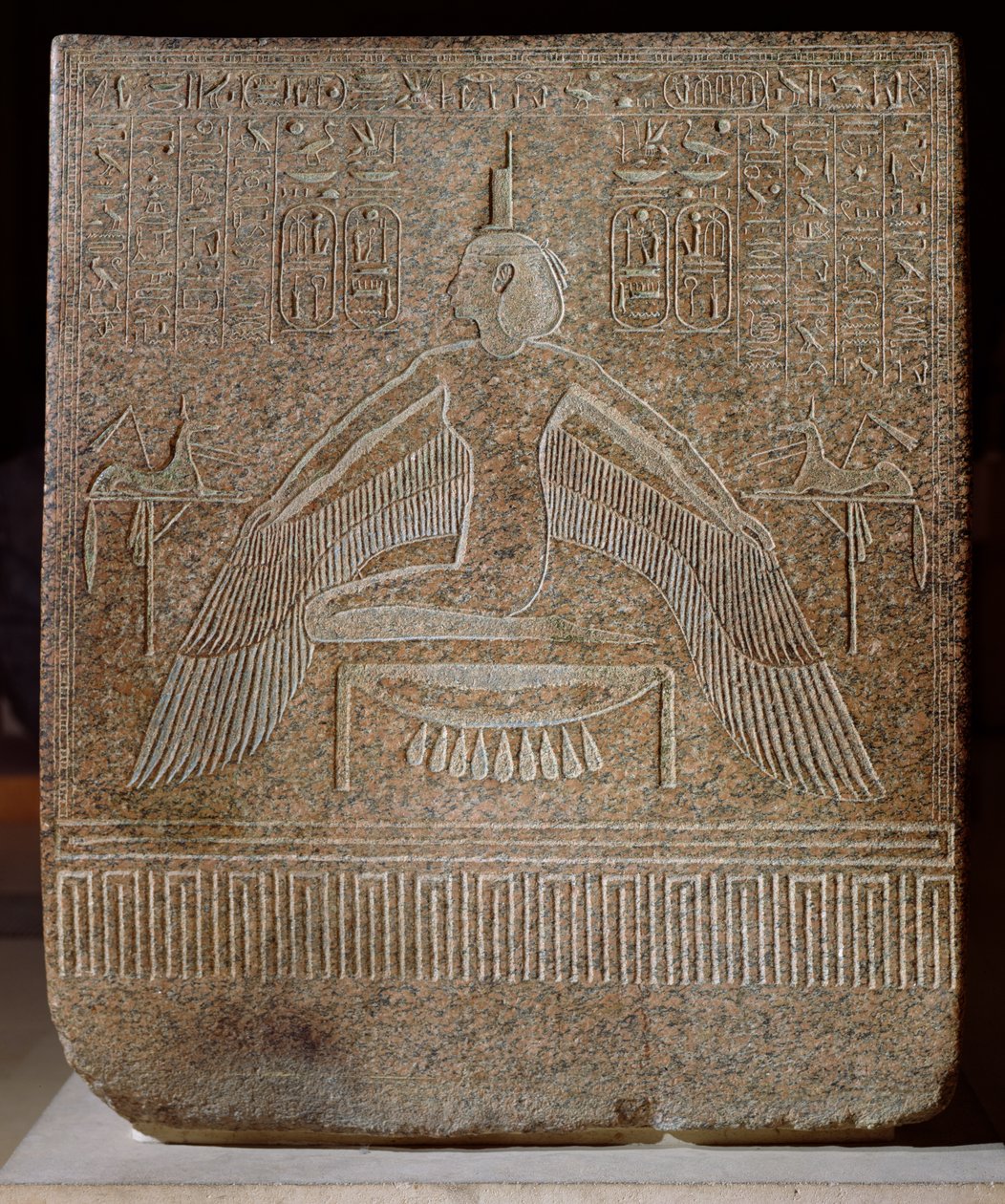إيزيس بتروفور ، من تابوت رمسيس الثالث (c.11854-1153 قبل الميلاد) من قبره في وادي الملوك ، المملكة الجديدة (الجرانيت الوردي) بواسطة الأسرة المصرية العشرون