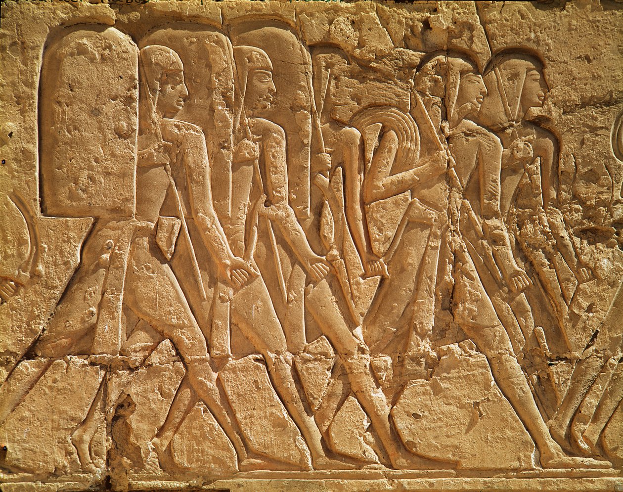 نقش يصور خدامًا يحملون الحبل والأسلحة ، من المعبد الجنائزي لرمسيس الثالث (c.1184-1153 قبل الميلاد) المملكة الحديثة بواسطة الأسرة المصرية العشرون