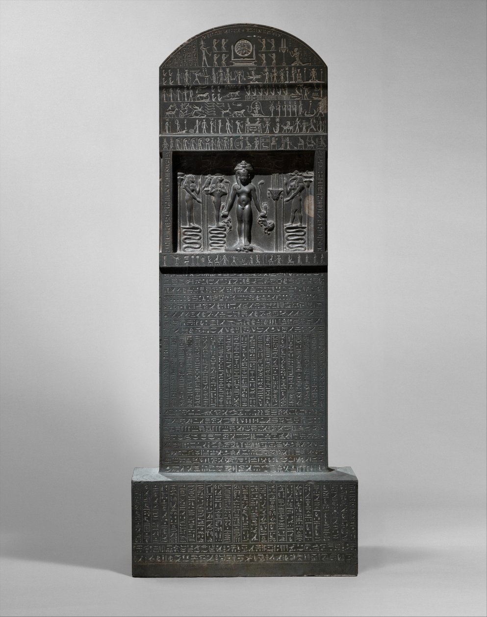 Cippus of Horus ، 360-343 قبل الميلاد (meta-greywacke) بواسطة الأسرة المصرية الثلاثين