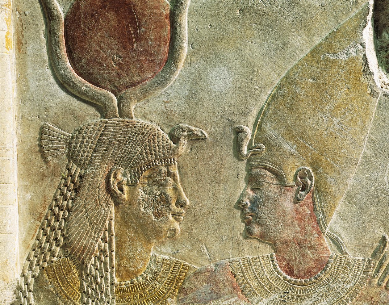 الملك نخت أنبو الثاني (360-343 قبل الميلاد) رحب به الإلهة إيزيس ، نقش من الحجر الجيري الملون ، من سيرابيوم في سقارة ، بالتفصيل بواسطة الأسرة المصرية الثلاثين