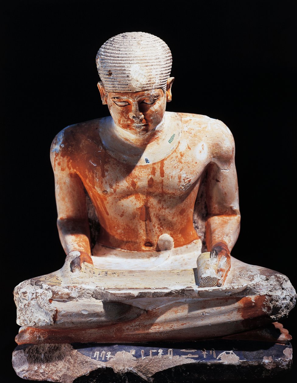 كاتب جالس ، من الجيزة مصر 2575 قبل الميلاد ، الأسرة الرابعة (الحجر الجيري الملون) بواسطة الأسرة الرابعة المصرية