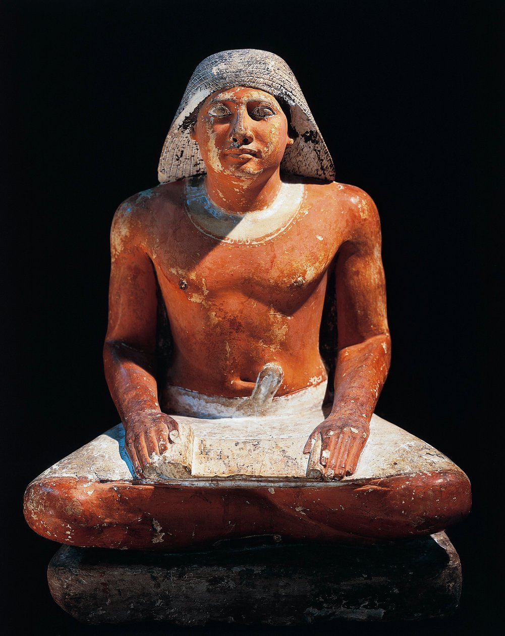 Ancient Egypt: statue of a seated scribe from the necropolis of Saqqara (Sakkara), 5th dynasty, ancient empire (limestone) بواسطة الأسرة الخامسة المصرية