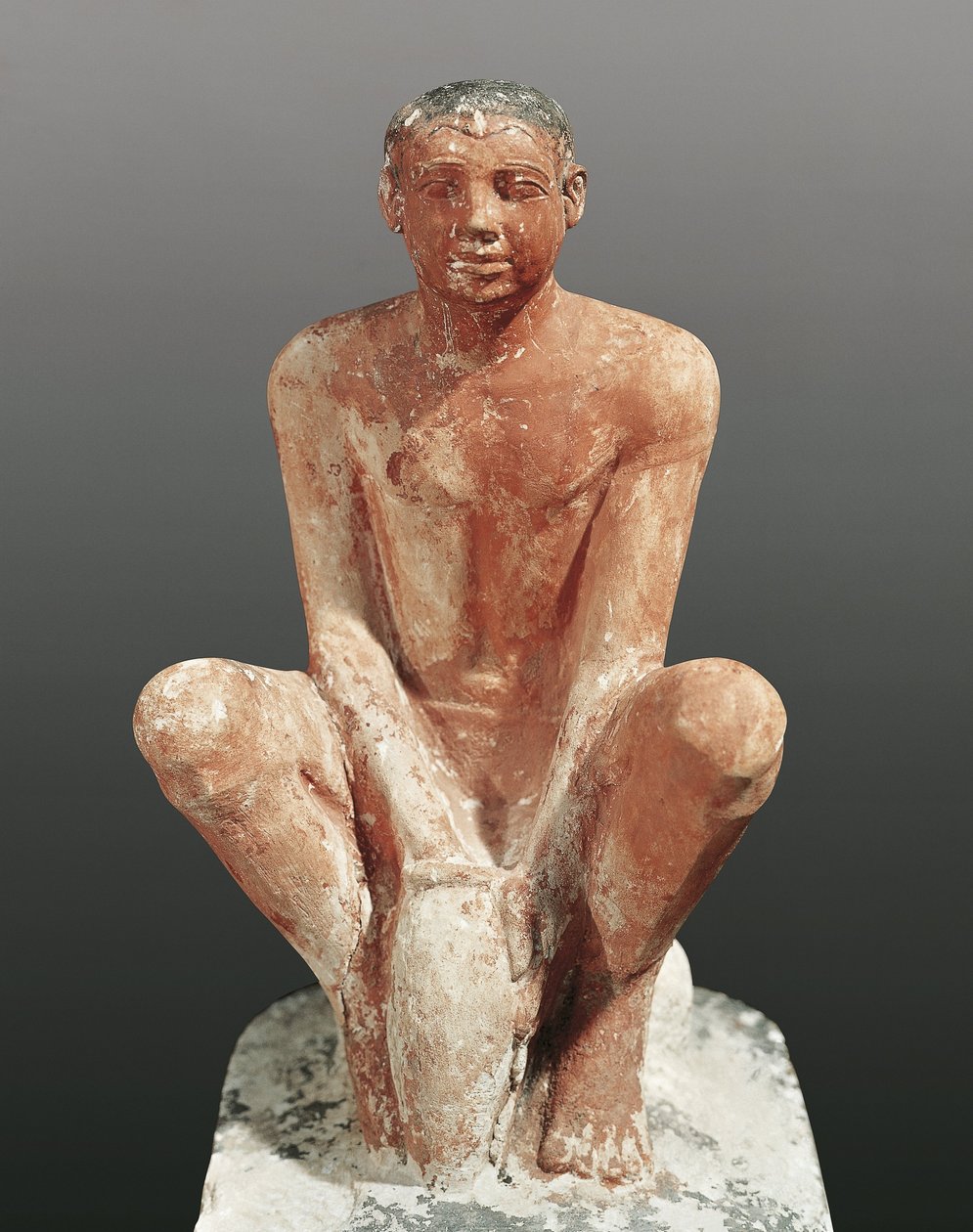Egyptian civilization, painted limestone statue depicting man modeling clay, from Saqqara, Egypt,c.2465 5th century BC (limestone) بواسطة الأسرة الخامسة المصرية