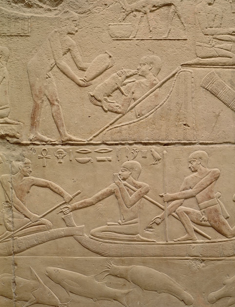 نقش يصور رجلاً يرعى خنزير صغيرًا حديثًا ورجالًا في قوارب البردي ، من مصطبة كاغيمني ، المملكة القديمة (الحجر الجيري المطلي) بواسطة الأسرة المصرية السادسة