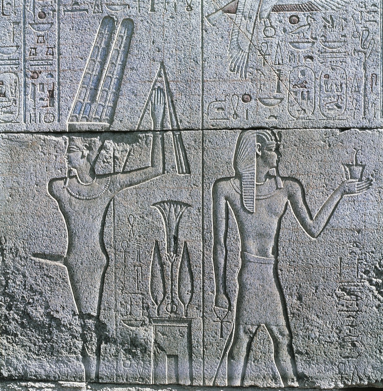مصر ، طيبة القديمة ، الأقصر ، الكرنك ، نقش الإله مين وفيليب الثالث أرهيديوس في معبد آمون العظيم بواسطة مصري مصري