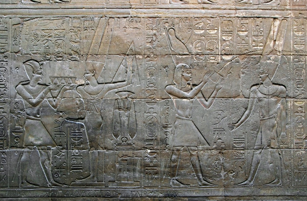 العصور المصرية القديمة: الملك الإسكندر الأكبر يقدم القرابين للإله آمون مين (آمون مين). التفاصيل من الإغاثة المنخفضة. مصلى القارب المقدس ، معبد الأقصر ، مصر. بواسطة مصري مصري