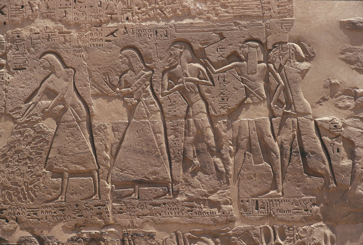 نقش الكاتب والأسير في معبد رمسيس الثالث المحصن في مدينة هابو بواسطة مصري مصري