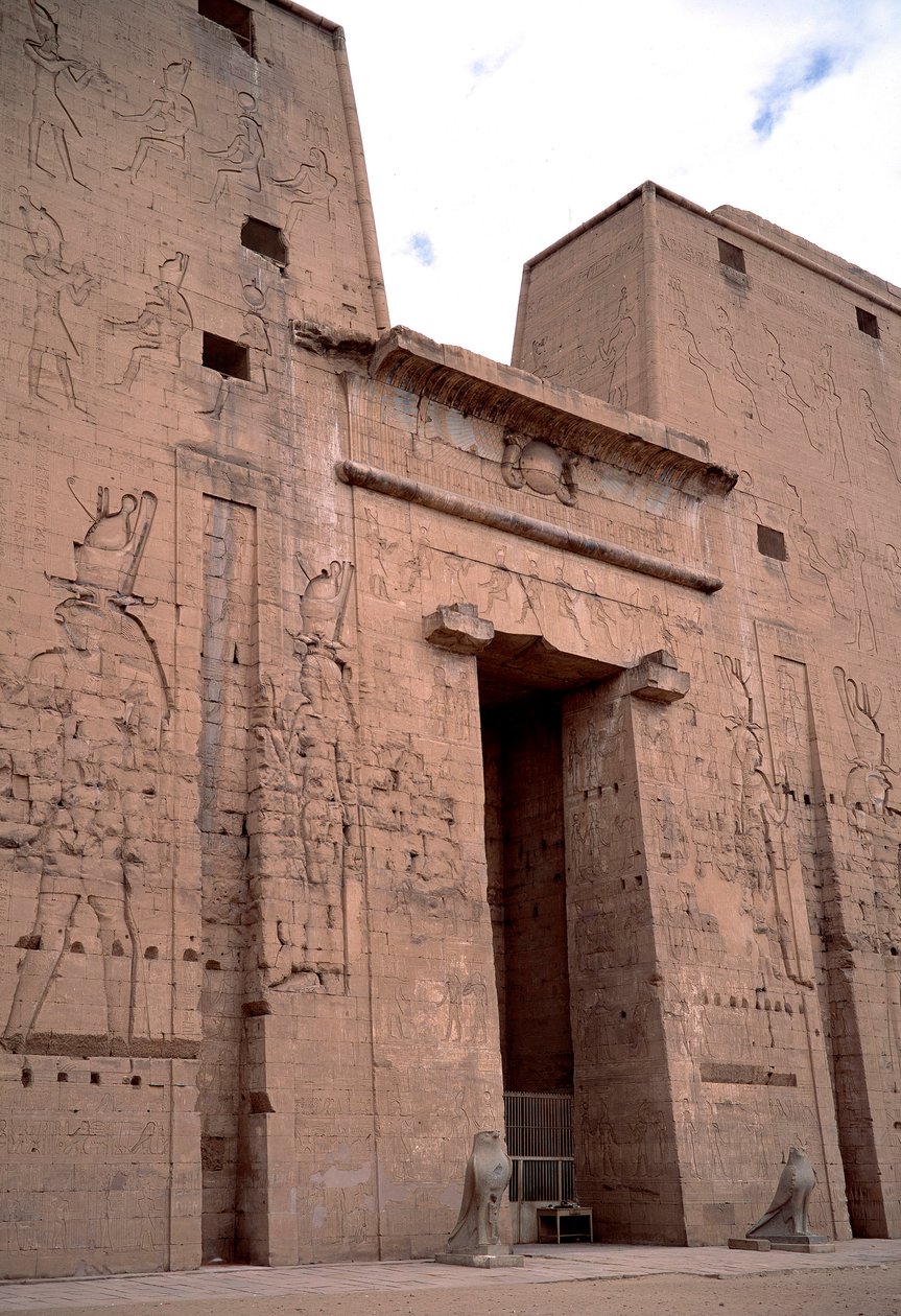 الآثار المصرية: منظر لمدخل معبد إدفو (Edfu) المخصص للإله حورس وتم بناؤه بين 237 و 57 قبل الميلاد. مصر بواسطة الفترة البطلمية المصرية
