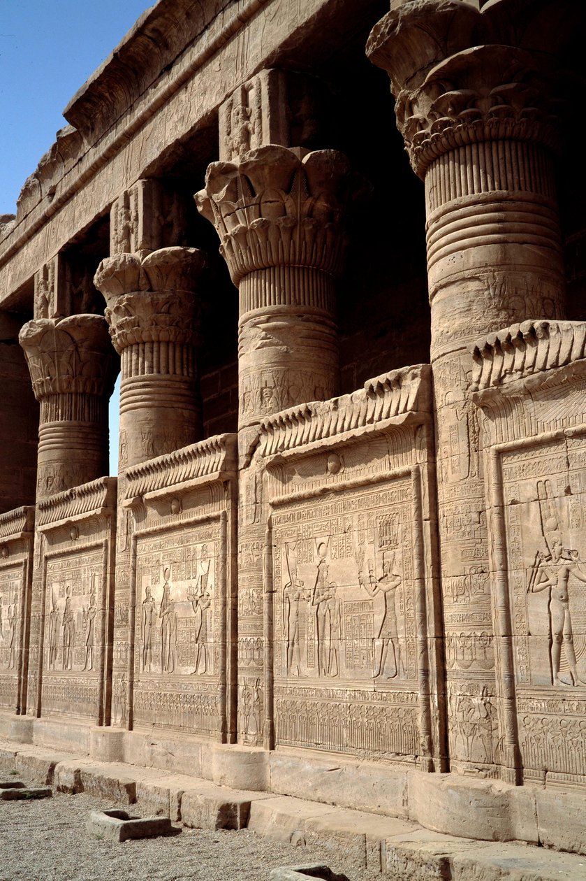 العمارة المصرية: منظر لمعبد حتحور في دندرة. الفترة البطلمية. مصر. بواسطة الفترة البطلمية المصرية