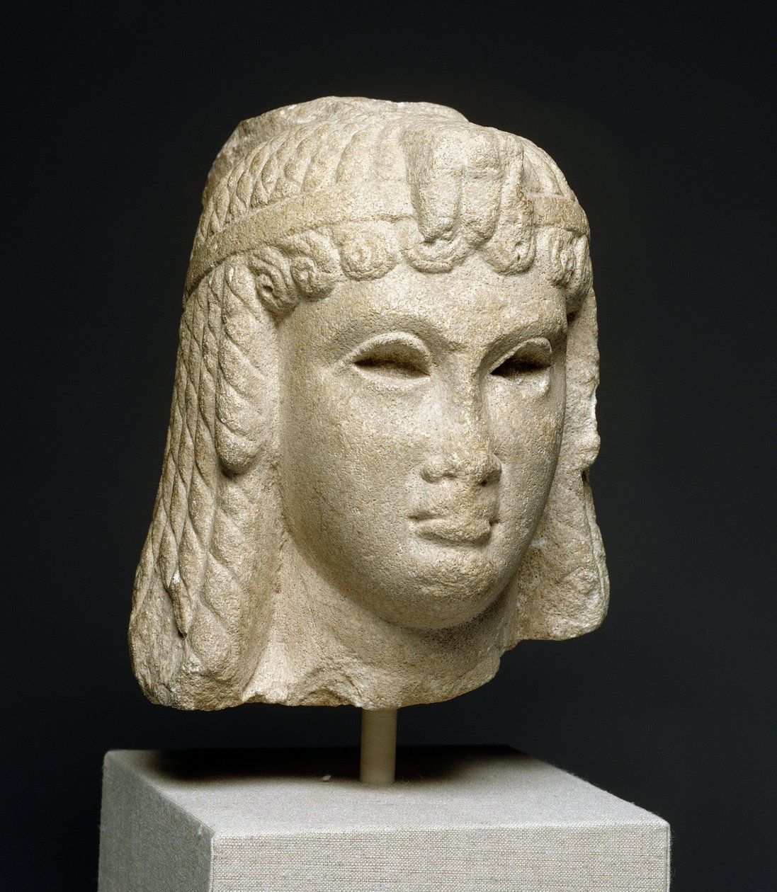 رأس ملكة ترتدي باروكة ثقيلة ، ربما كليوباترا السابعة (69-30BC) (رخام) بواسطة الفترة البطلمية المصرية