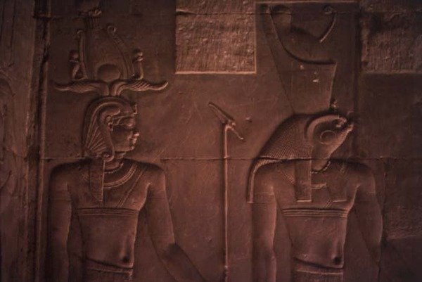 نقش يصور بطليموس الثاني عشر (حوالي 112-51 قبل الميلاد) وحورس (حجر) بواسطة الفترة البطلمية المصرية