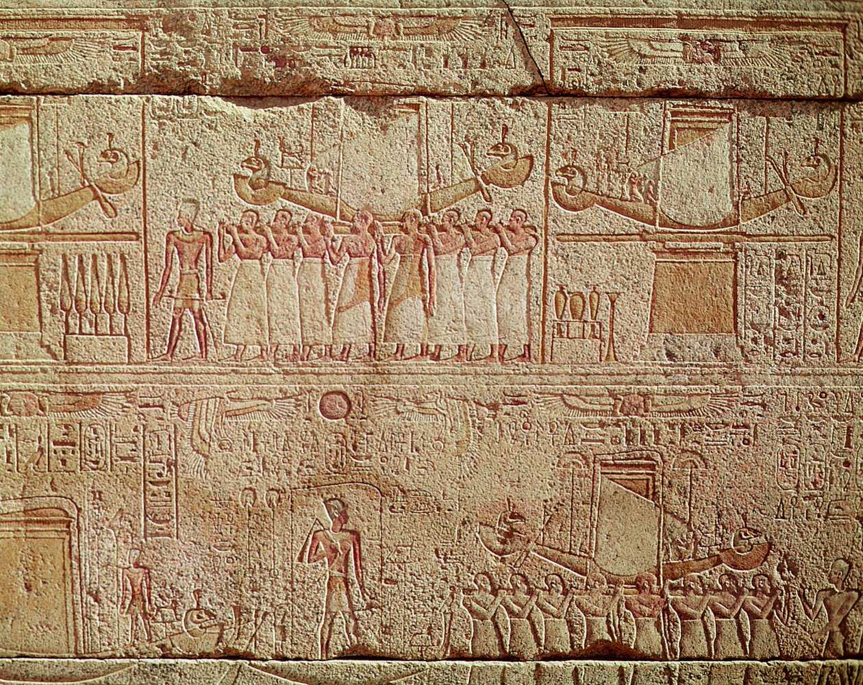 نقش يصور القوارب المقدسة التي يحملها الكهنة في موكب ، من حرم فيليب أرهيديوس (323-317 قبل الميلاد) سلالة مقدونيا (الجرانيت) بواسطة الفترة البطلمية المصرية