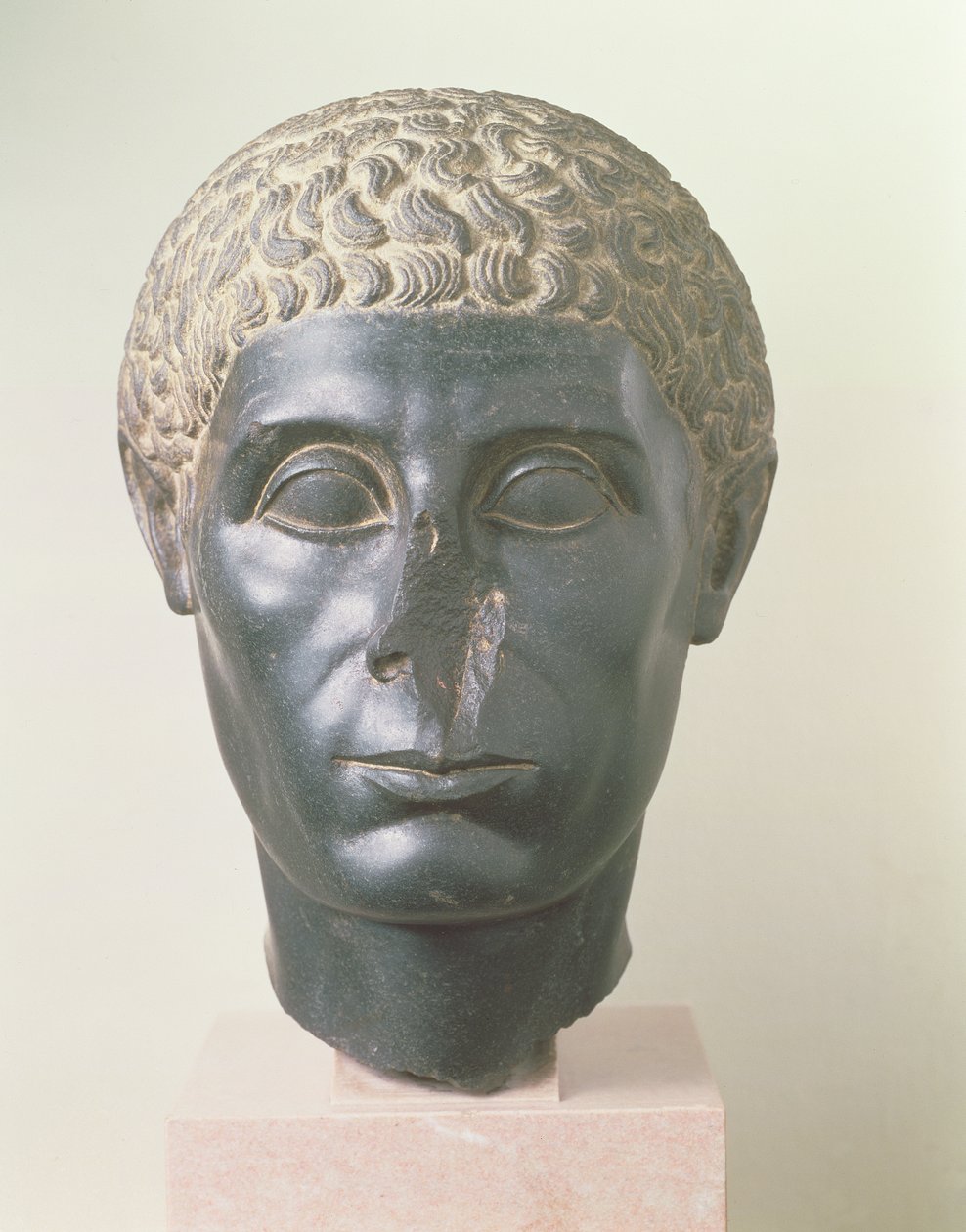 رأس بروكلين الأسود ، ربما من Mitrahineh ، العصر البطلمي المتأخر (c.50 قبل الميلاد) (ديوريت) بواسطة الفترة البطلمية المصرية