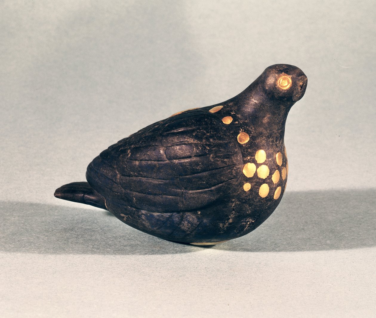 حمامة نذرية ، من الأكروبول في سوسة ، جنوب غرب إيران ، c.1150 قبل الميلاد (اللازورد والأظافر الذهبية) (انظر أيضًا 65157) بواسطة العيلامية